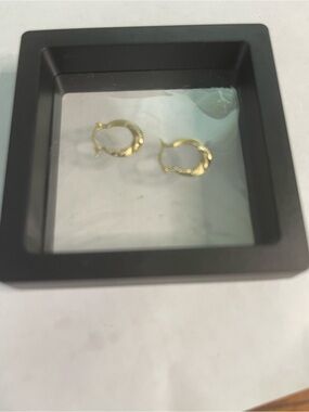 10K yellow gold diamond-cut twisted hoop earrings